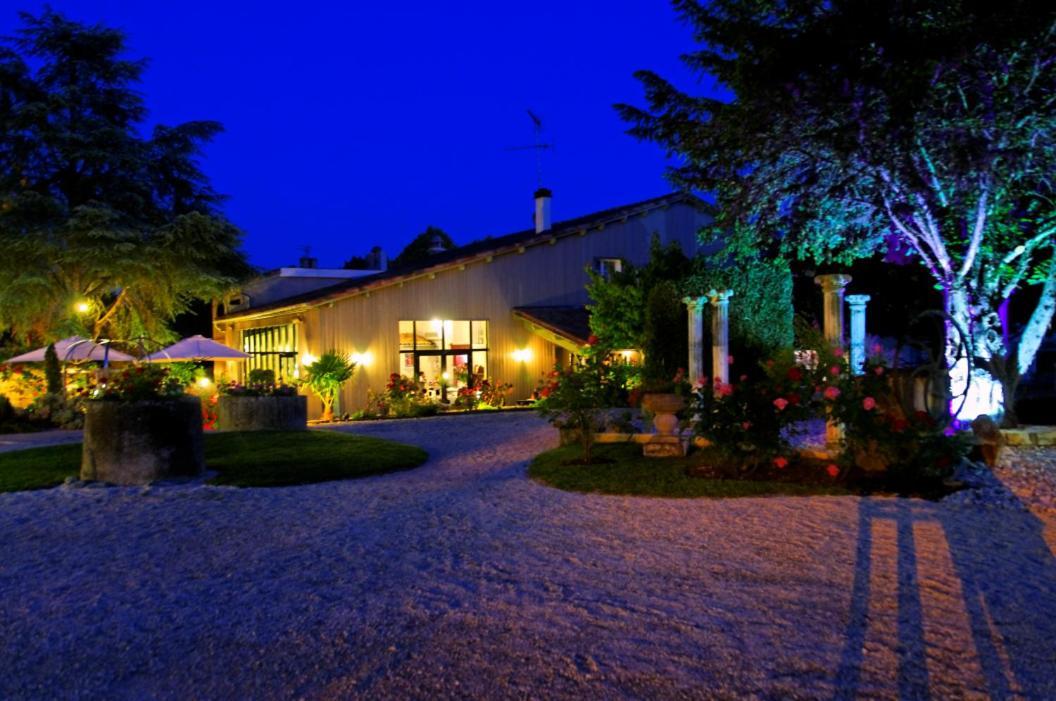 Logis Hotel Restaurant L'Essille Bassac Bagian luar foto