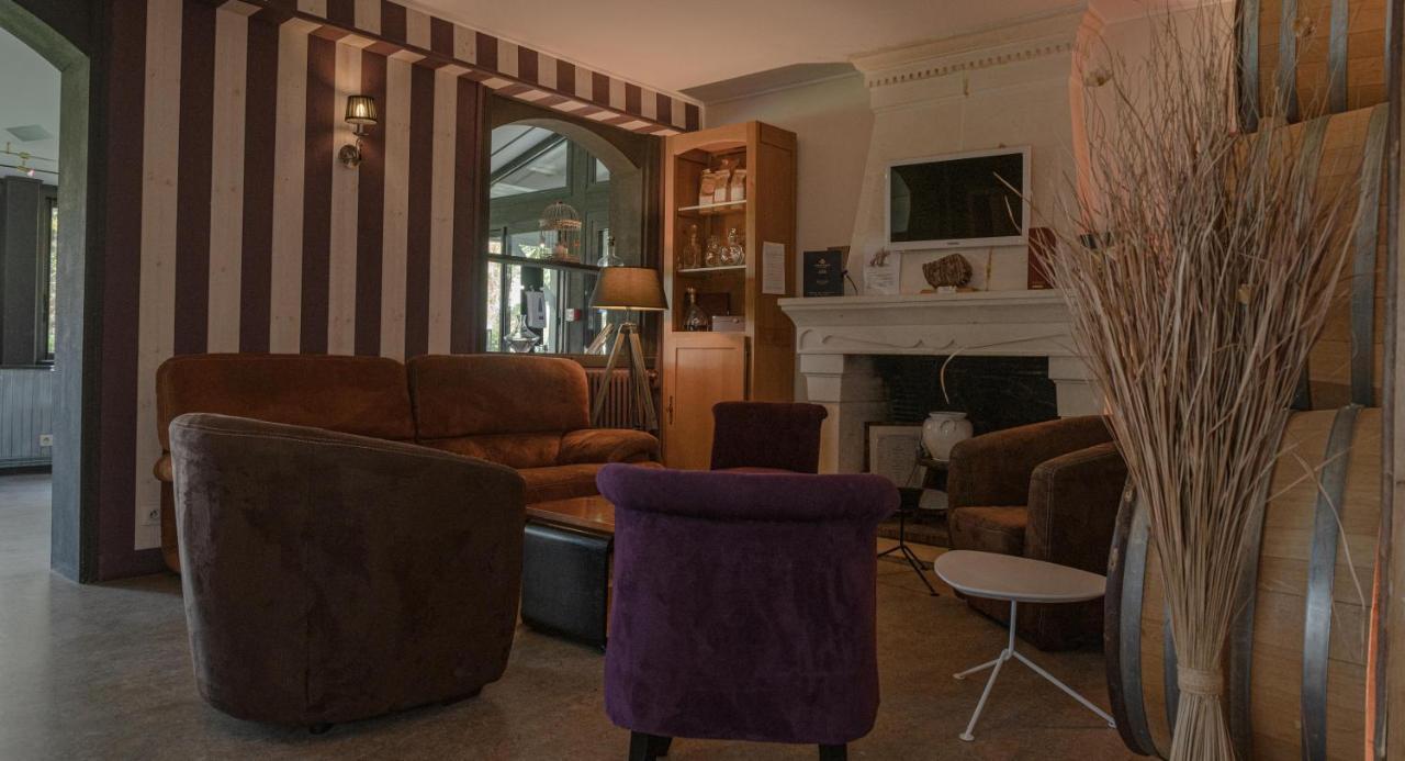 Logis Hotel Restaurant L'Essille Bassac Bagian luar foto