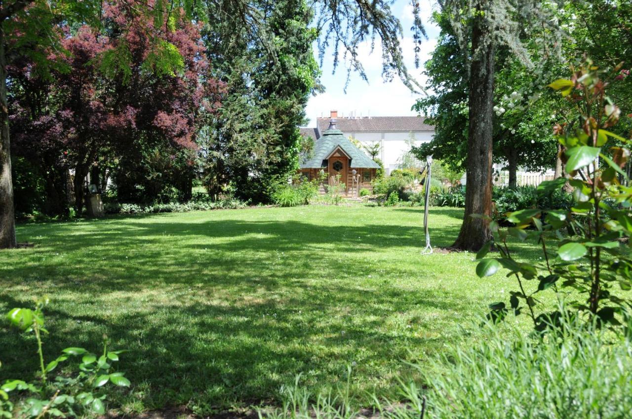 Logis Hotel Restaurant L'Essille Bassac Bagian luar foto