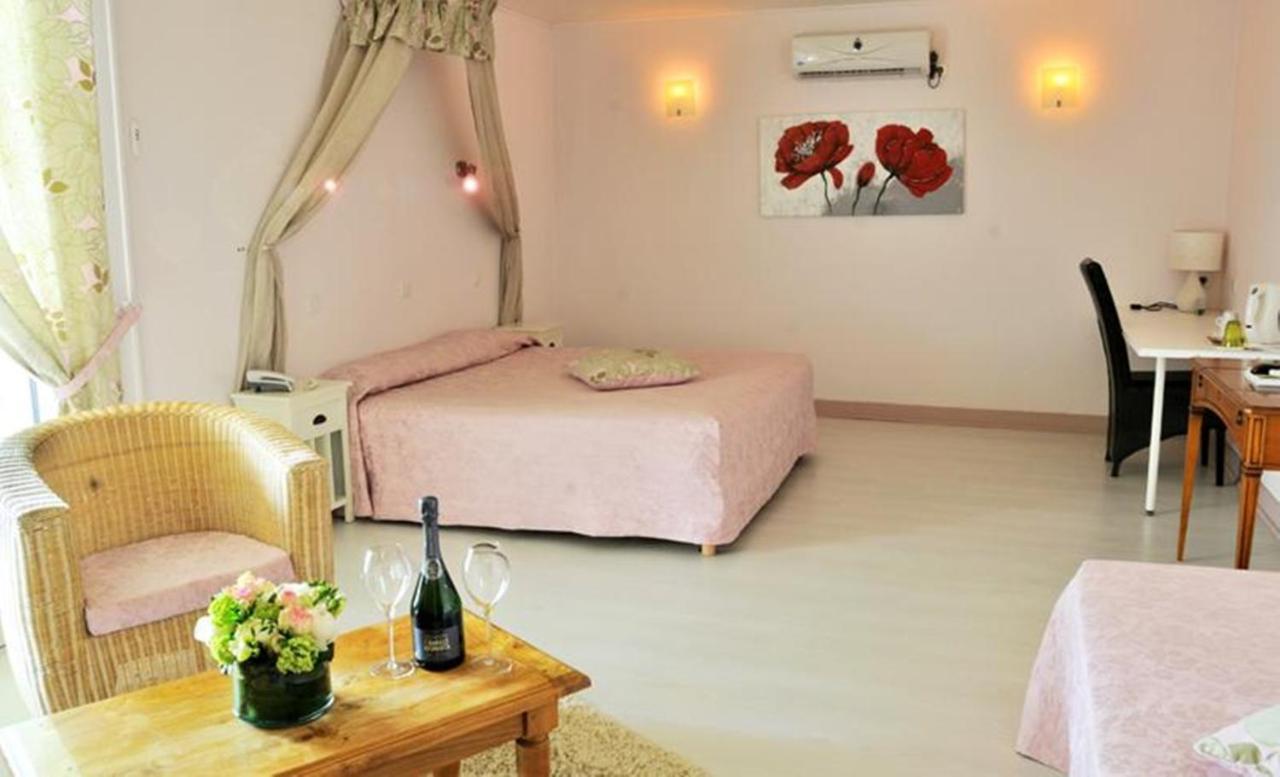 Logis Hotel Restaurant L'Essille Bassac Bagian luar foto
